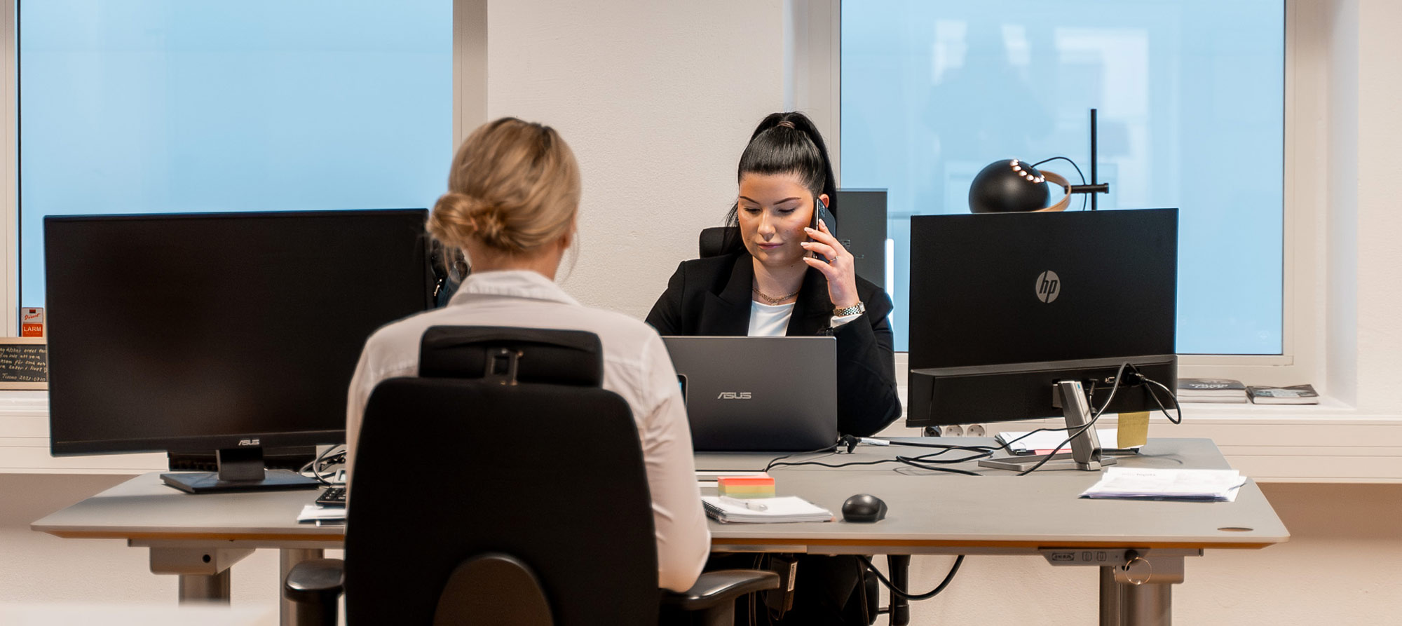 Supportpersonalen talar i telefon